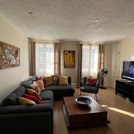 Stay In Yeovil Town Centre, Large 2 Bd Apt With Parking, Sleeps 4 Eksteriør billede