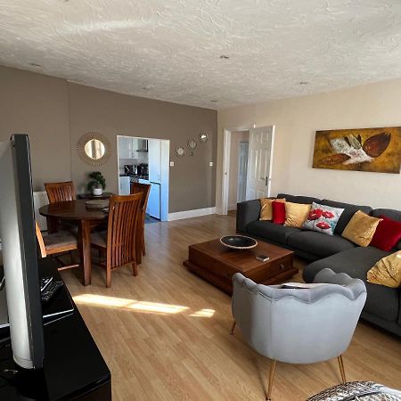 Stay In Yeovil Town Centre, Large 2 Bd Apt With Parking, Sleeps 4 Eksteriør billede
