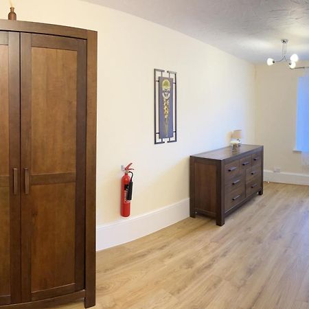 Stay In Yeovil Town Centre, Large 2 Bd Apt With Parking, Sleeps 4 Eksteriør billede