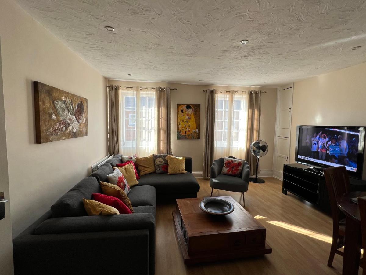 Stay In Yeovil Town Centre, Large 2 Bd Apt With Parking, Sleeps 4 Eksteriør billede