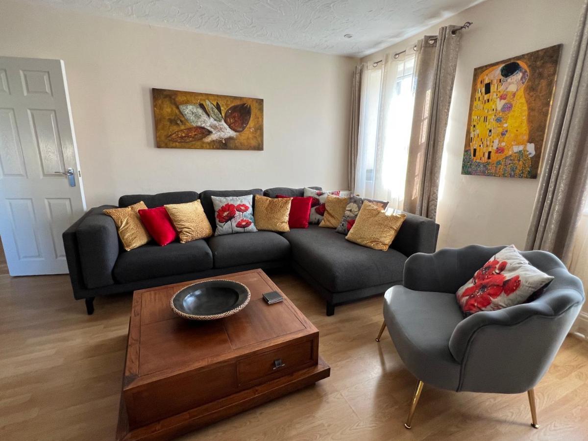 Stay In Yeovil Town Centre, Large 2 Bd Apt With Parking, Sleeps 4 Eksteriør billede