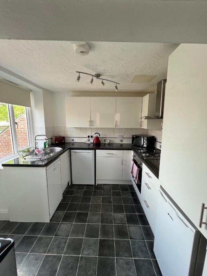 Stay In Yeovil Town Centre, Large 2 Bd Apt With Parking, Sleeps 4 Eksteriør billede
