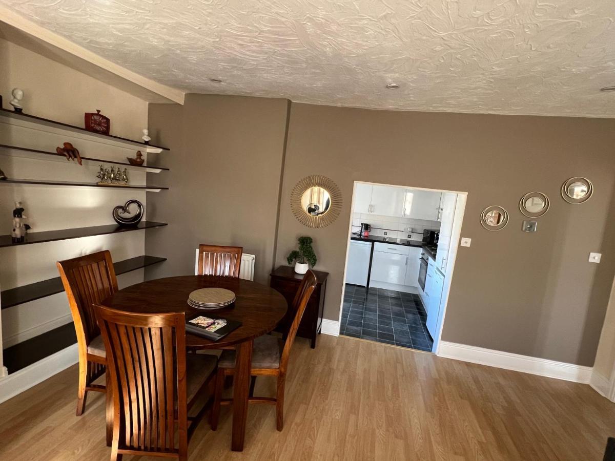 Stay In Yeovil Town Centre, Large 2 Bd Apt With Parking, Sleeps 4 Eksteriør billede
