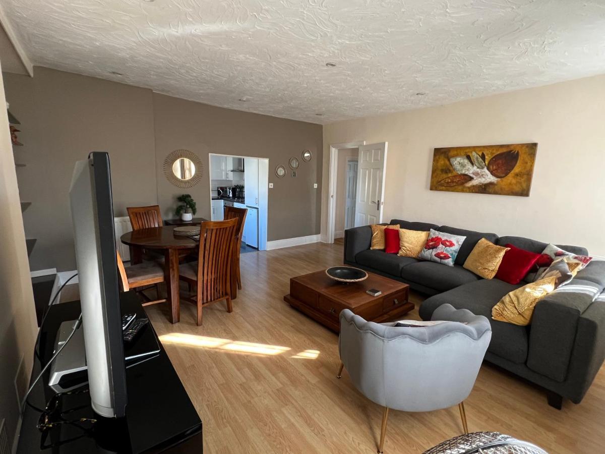 Stay In Yeovil Town Centre, Large 2 Bd Apt With Parking, Sleeps 4 Eksteriør billede
