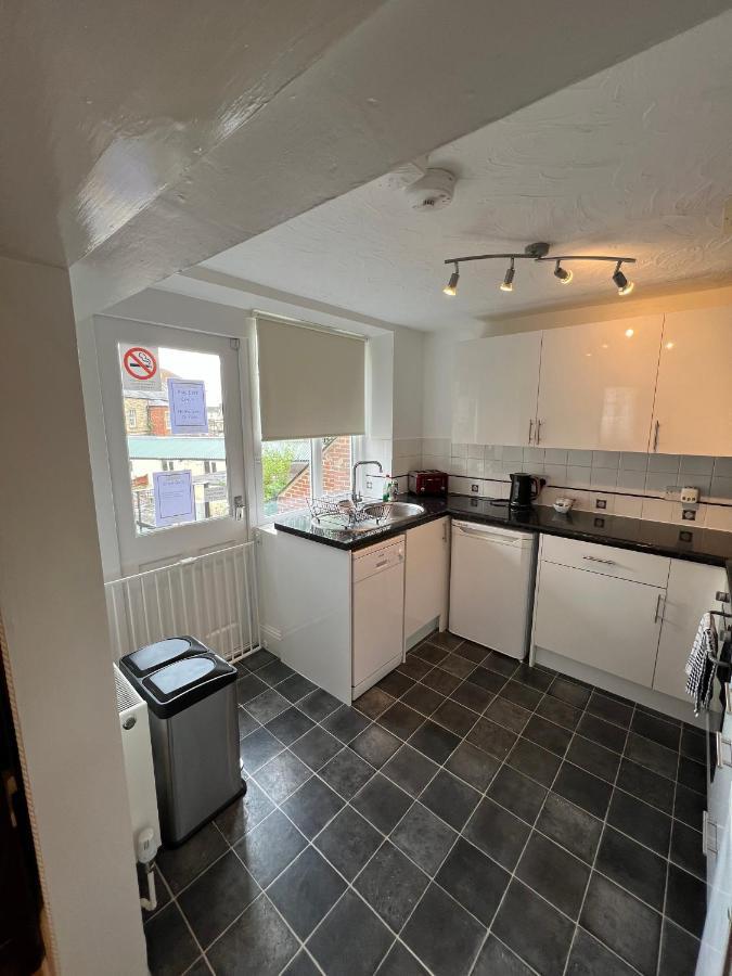 Stay In Yeovil Town Centre, Large 2 Bd Apt With Parking, Sleeps 4 Eksteriør billede