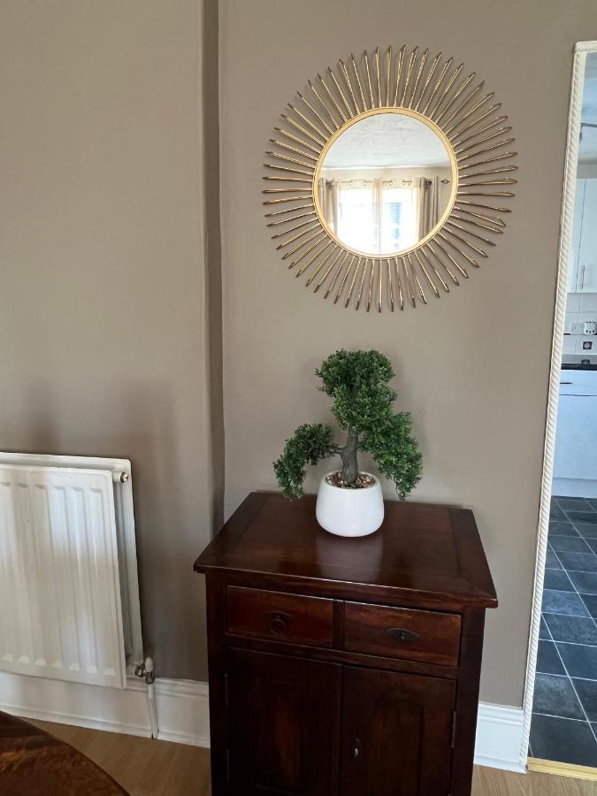 Stay In Yeovil Town Centre, Large 2 Bd Apt With Parking, Sleeps 4 Eksteriør billede