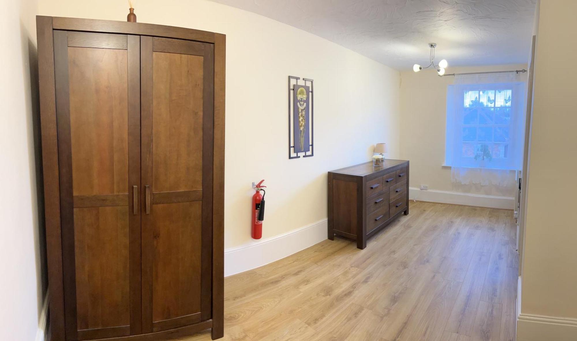 Stay In Yeovil Town Centre, Large 2 Bd Apt With Parking, Sleeps 4 Eksteriør billede
