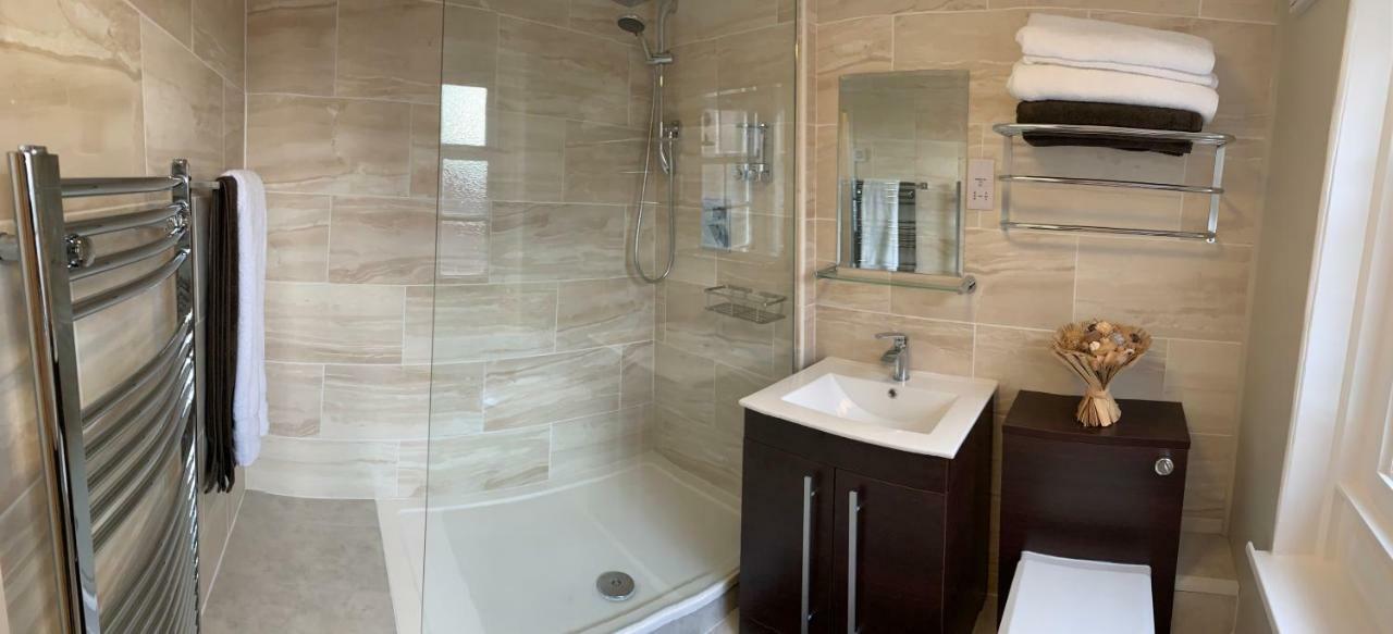 Stay In Yeovil Town Centre, Large 2 Bd Apt With Parking, Sleeps 4 Eksteriør billede