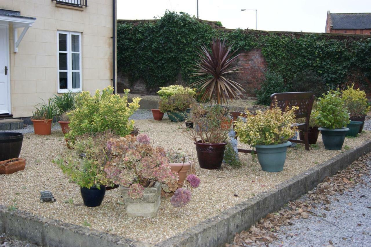 Stay In Yeovil Town Centre, Large 2 Bd Apt With Parking, Sleeps 4 Eksteriør billede